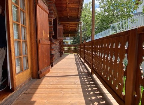Chalet in stile valdostano con verde e posto auto coperto unica nel suo genere