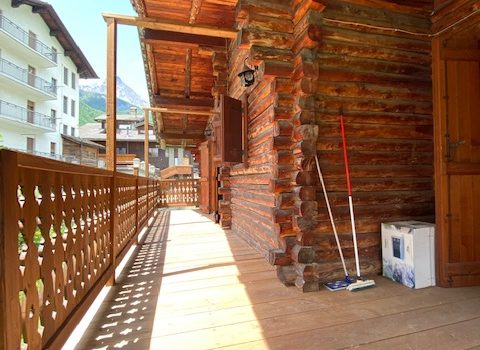 Chalet in stile valdostano con verde e posto auto coperto unica nel suo genere