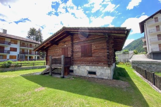 Chalet in stile valdostano con verde e posto auto coperto unica nel suo genere