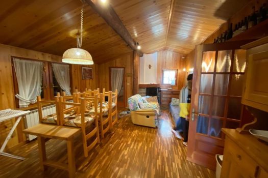 Chalet in stile valdostano con verde e posto auto coperto unica nel suo genere