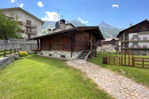 Chalet in stile valdostano con verde e posto auto coperto unica nel suo genere