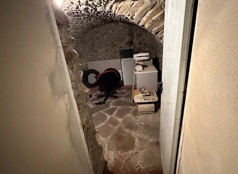 CANTINE NEL BORGO DEL PAESE DI VARIE DIMENSIONI