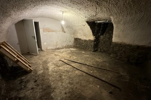 CANTINE NEL BORGO DEL PAESE DI VARIE DIMENSIONI