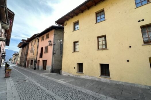 CANTINE NEL BORGO DEL PAESE DI VARIE DIMENSIONI